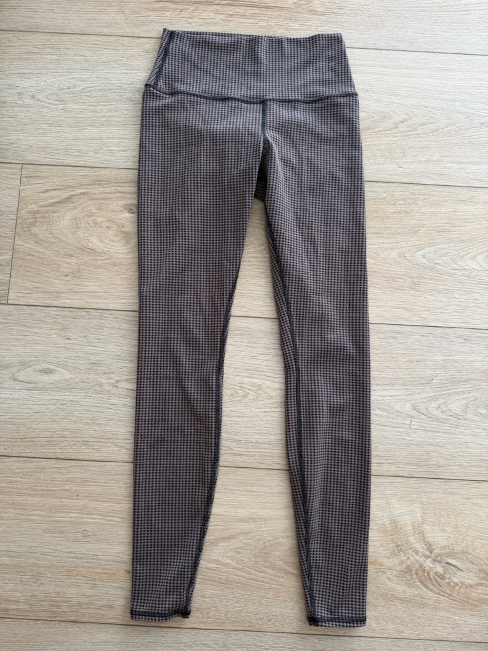 Alo Yoga leggings in a brown houndstooth pattern.
